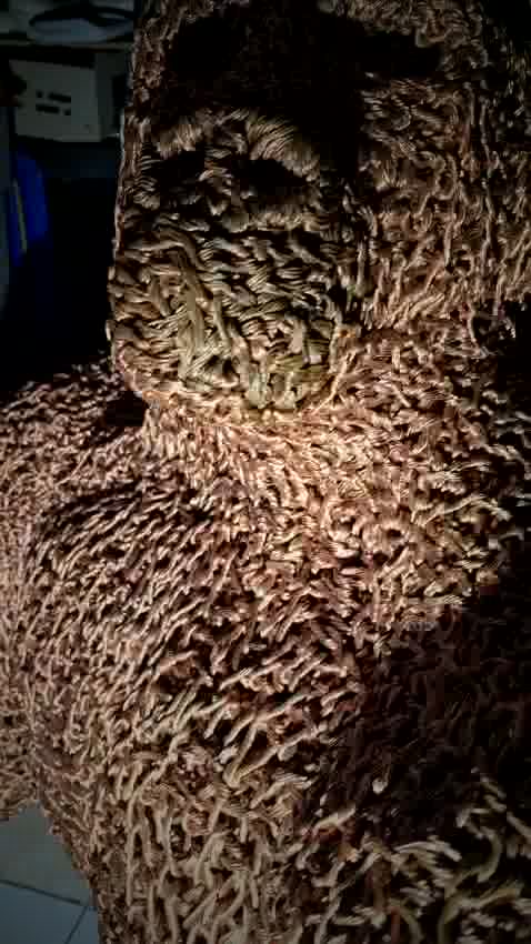Tête du gorille en cuivre tressé, vue de profil