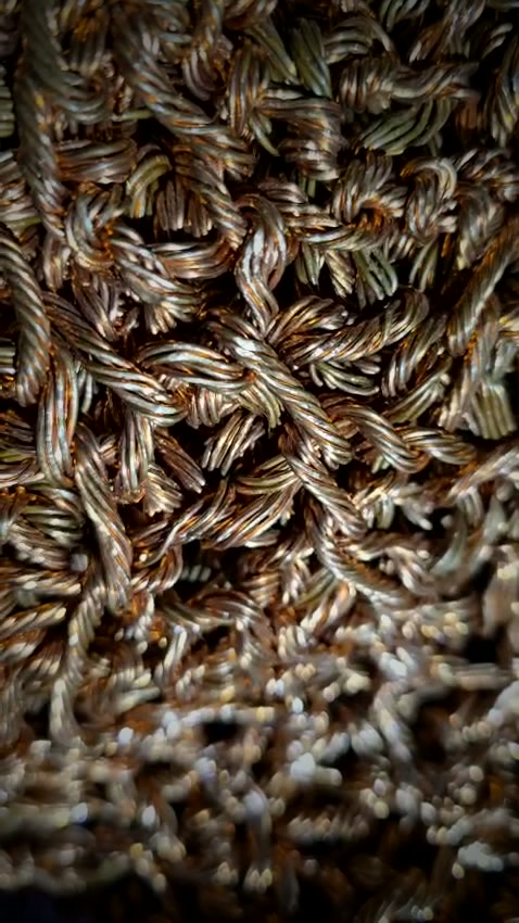 Gros plan du tressage de cuivre, fil par fil
